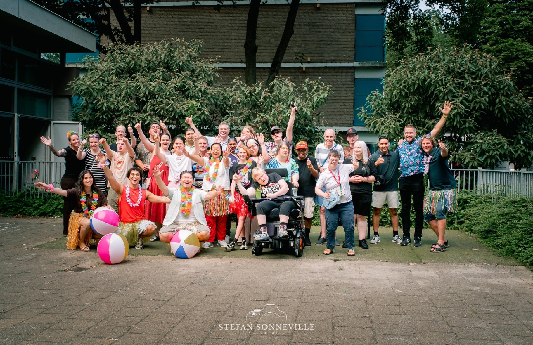 Volle dansvloer met sfeerlichten
