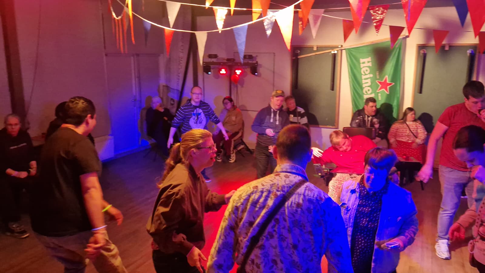Volle dansvloer met sfeerlichten