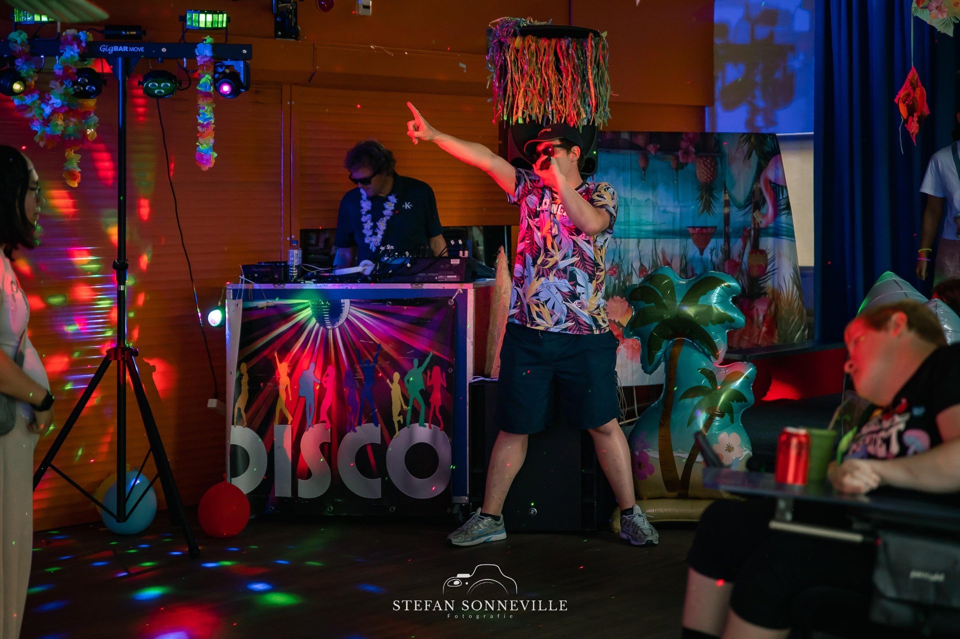 Mensen dansen onder discobollen