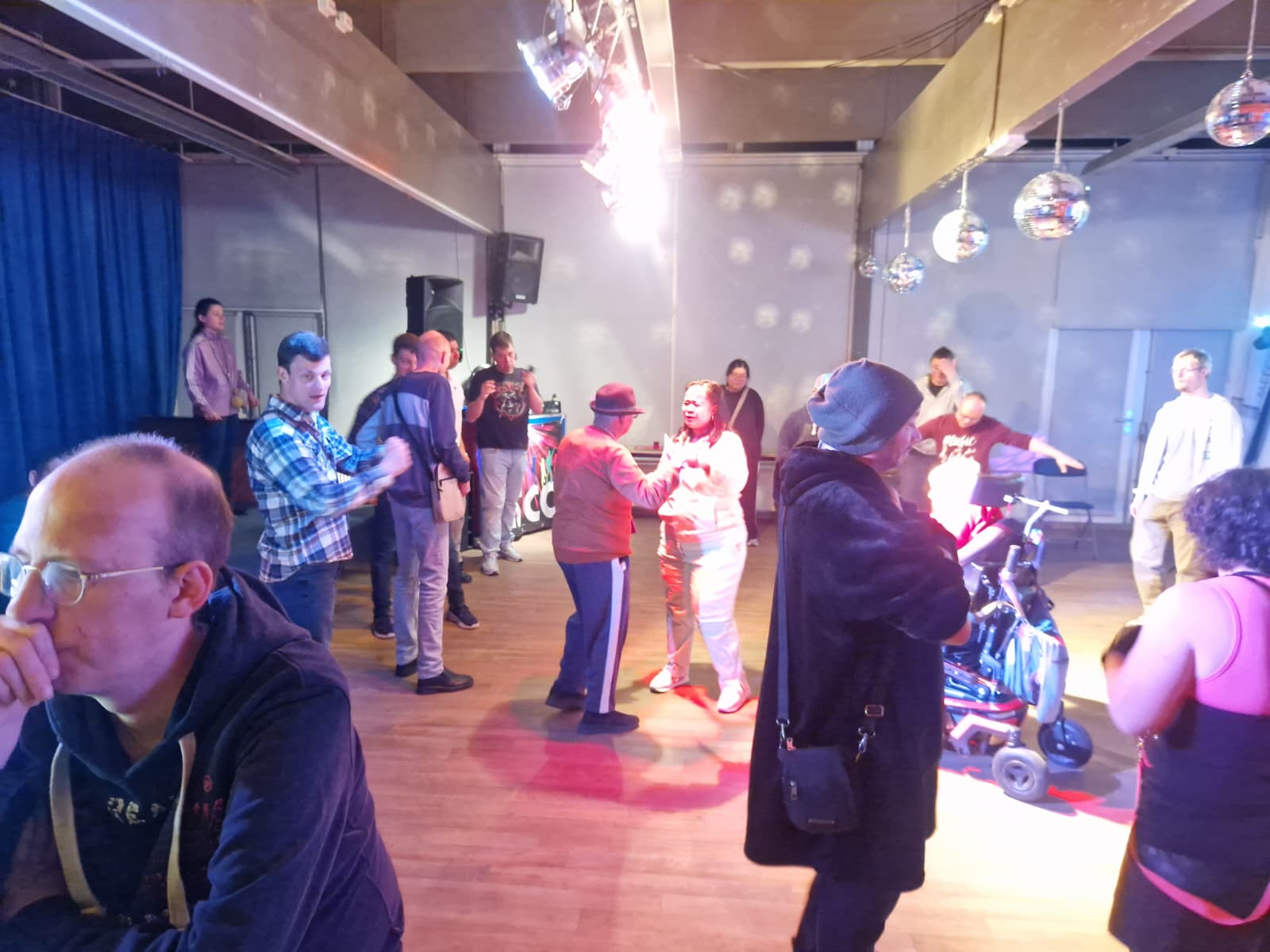 Mensen dansen onder discobollen