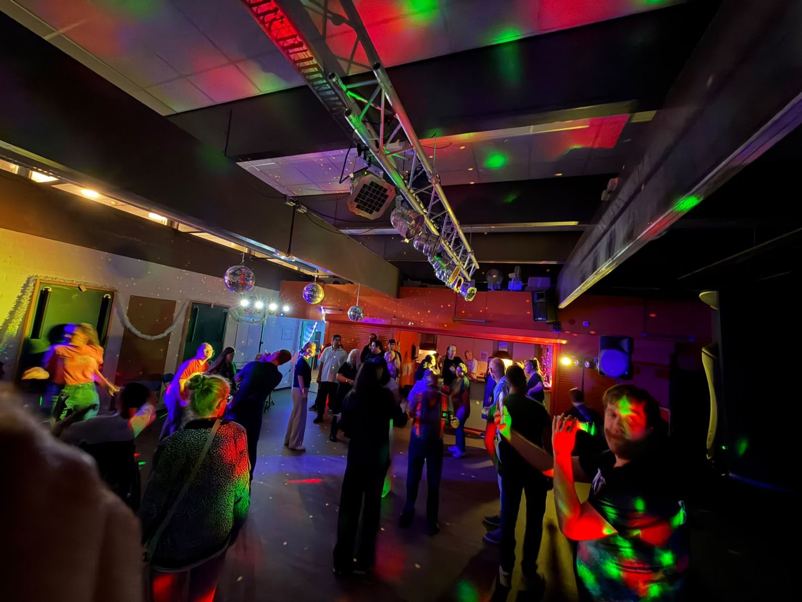 Dansvloer met kleurige discolichten en discobollen