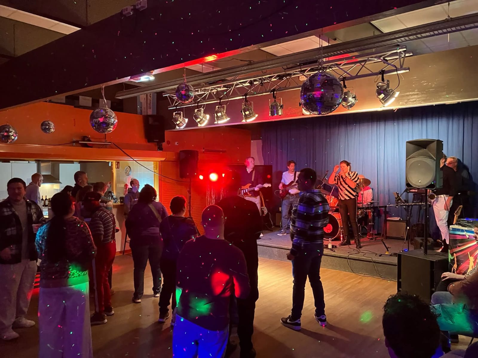 Live band op het podium met publiek