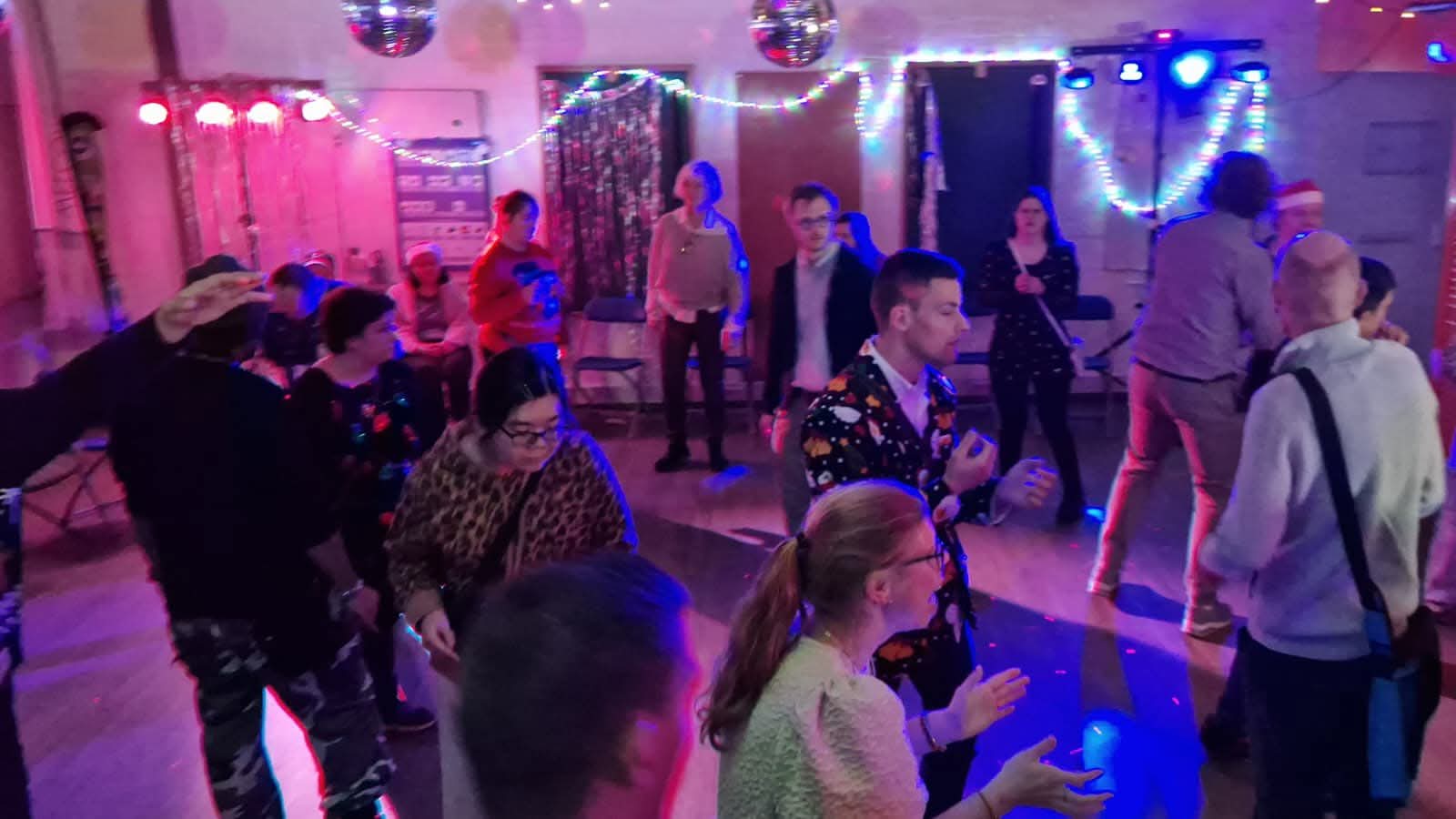 Vrolijke dansers tijdens kerstdisco