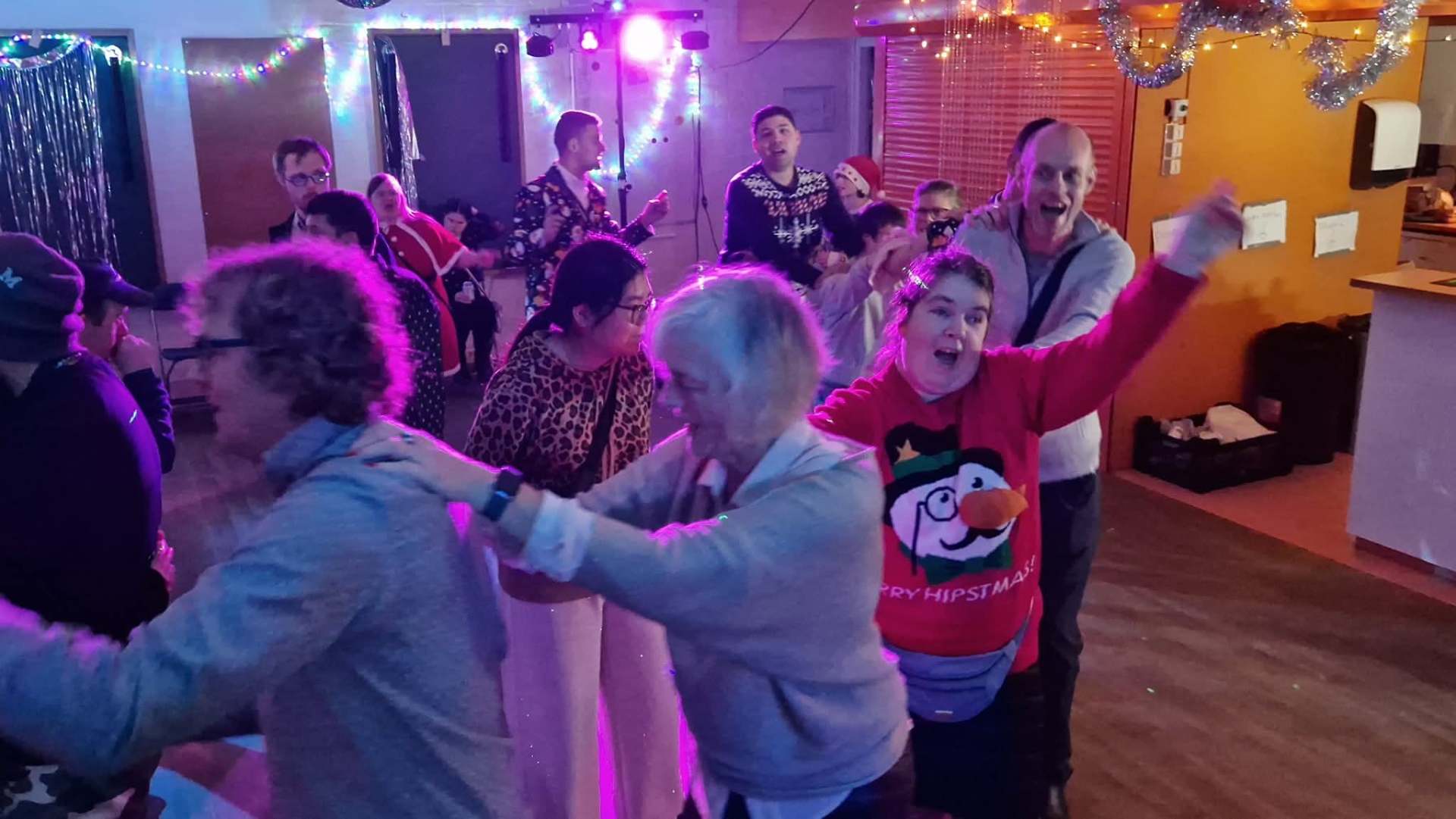 Lachende bezoekers in feestkleding