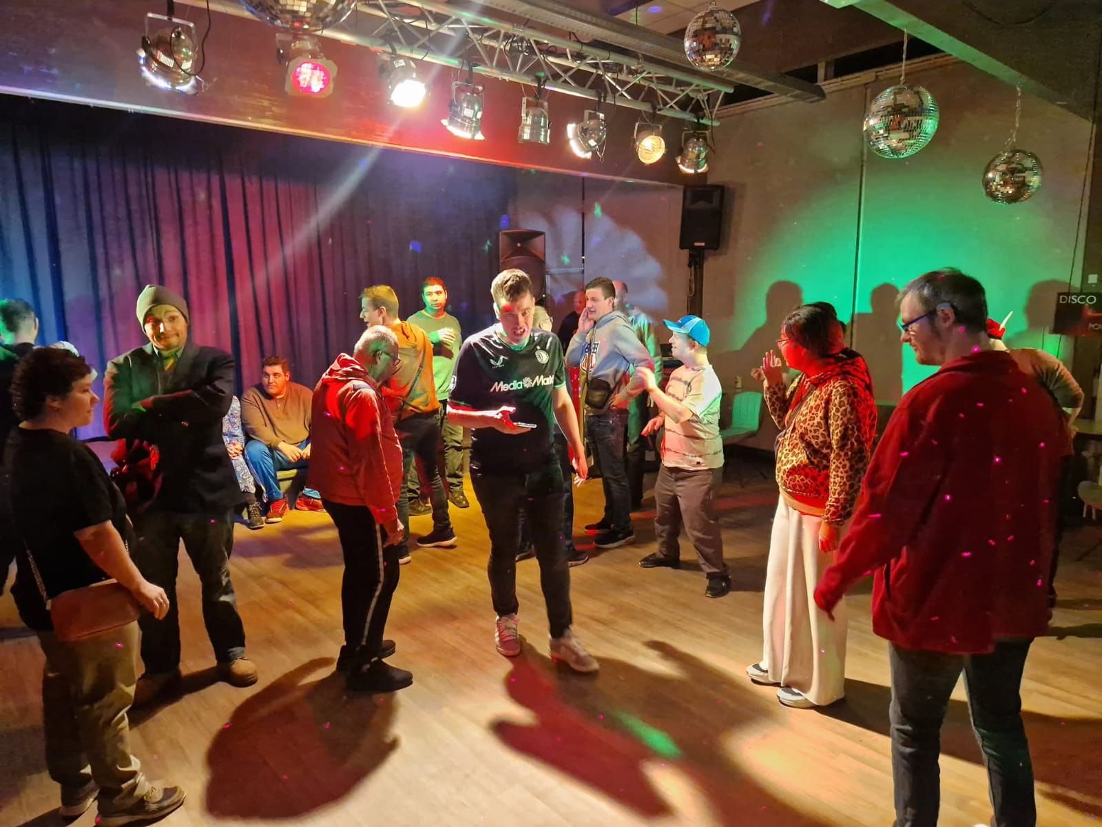 Dansvloer met podium en discobollen